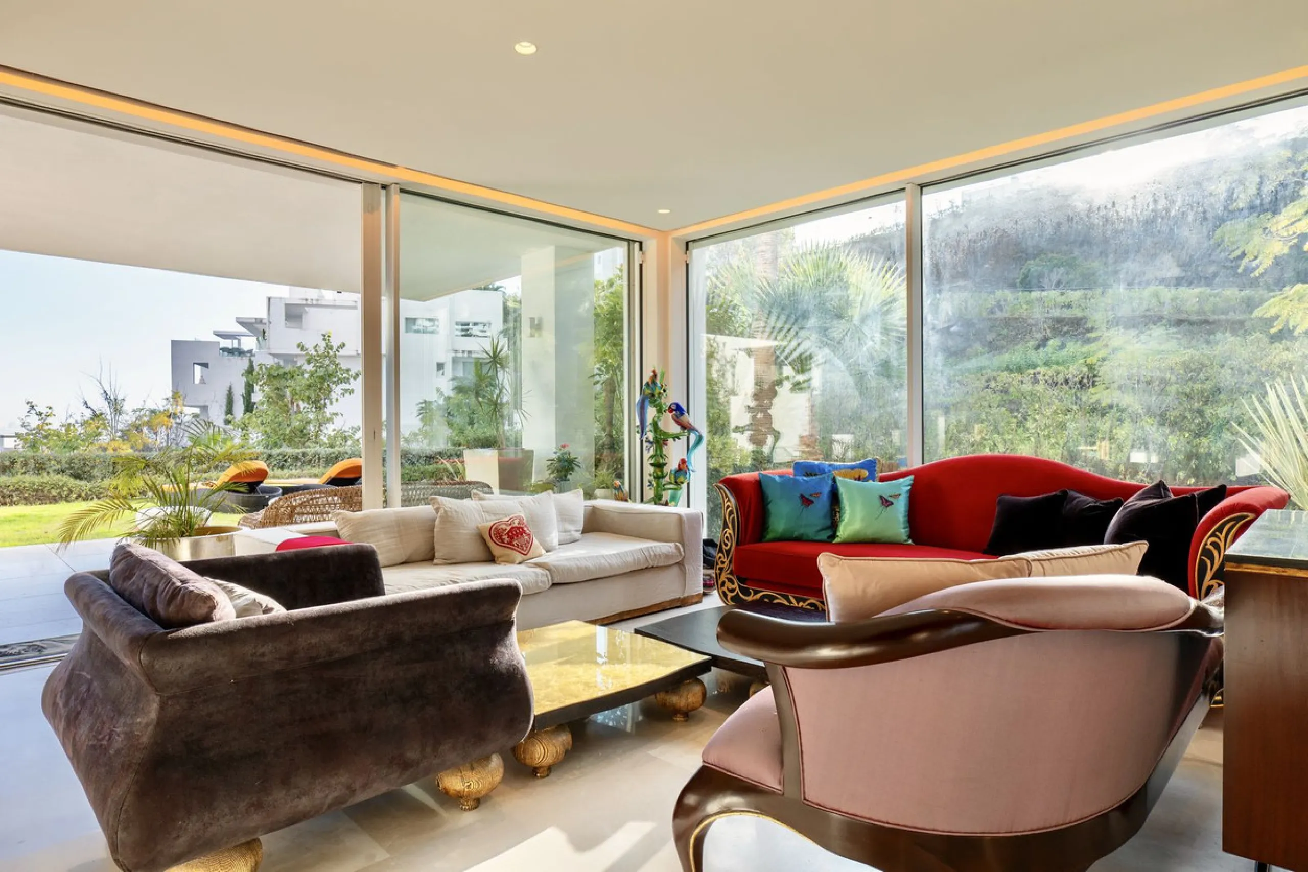 This bright and spacious garden apartment is located in the exclusive urbanization of Palo Alto, one of the most sought-after luxury communities on the Costa del Sol. Designed to offer comfort, style, and spectacular surroundings, the property enjoys stun