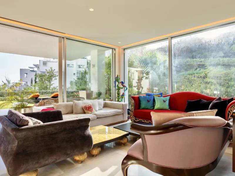 This bright and spacious garden apartment is located in the exclusive urbanization of Palo Alto, one of the most sought-after luxury communities on the Costa del Sol. Designed to offer comfort, style, and spectacular surroundings, the property enjoys stun