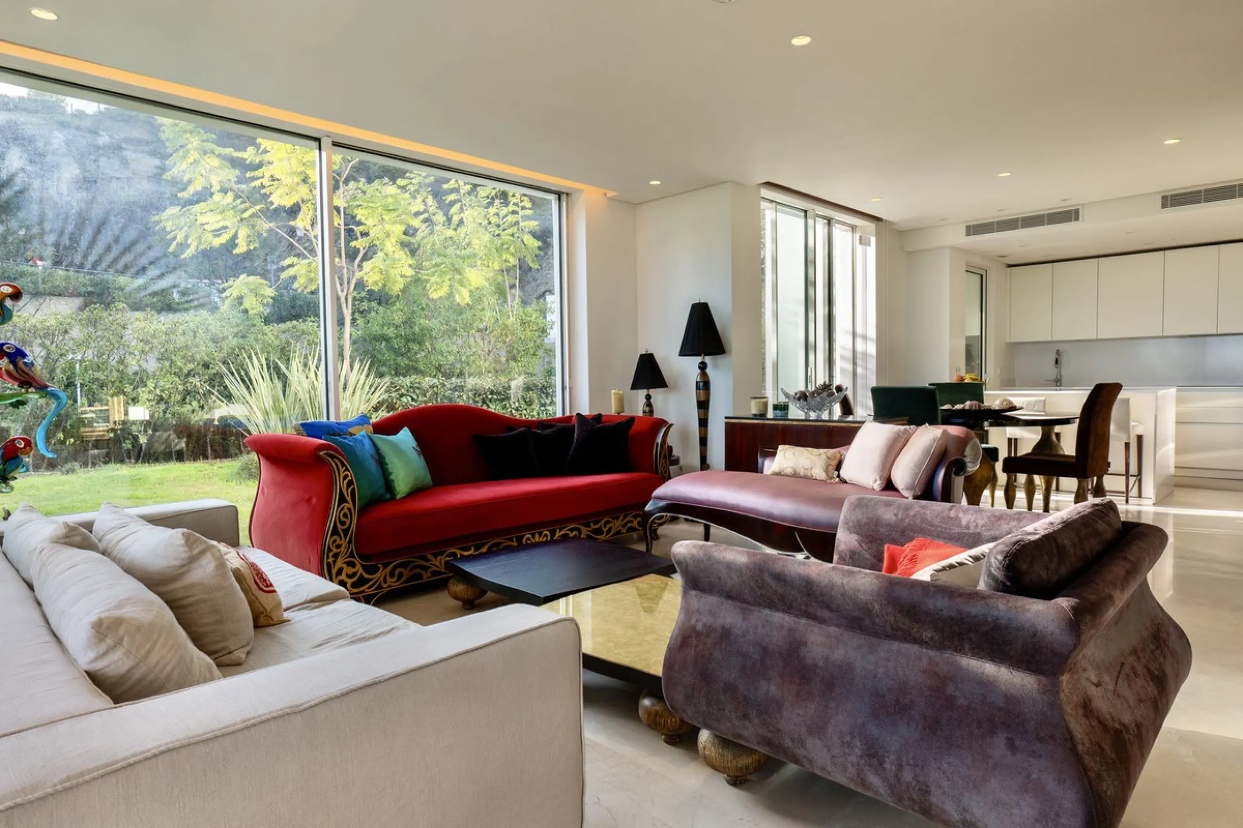 This bright and spacious garden apartment is located in the exclusive urbanization of Palo Alto, one of the most sought-after luxury communities on the Costa del Sol. Designed to offer comfort, style, and spectacular surroundings, the property enjoys stun