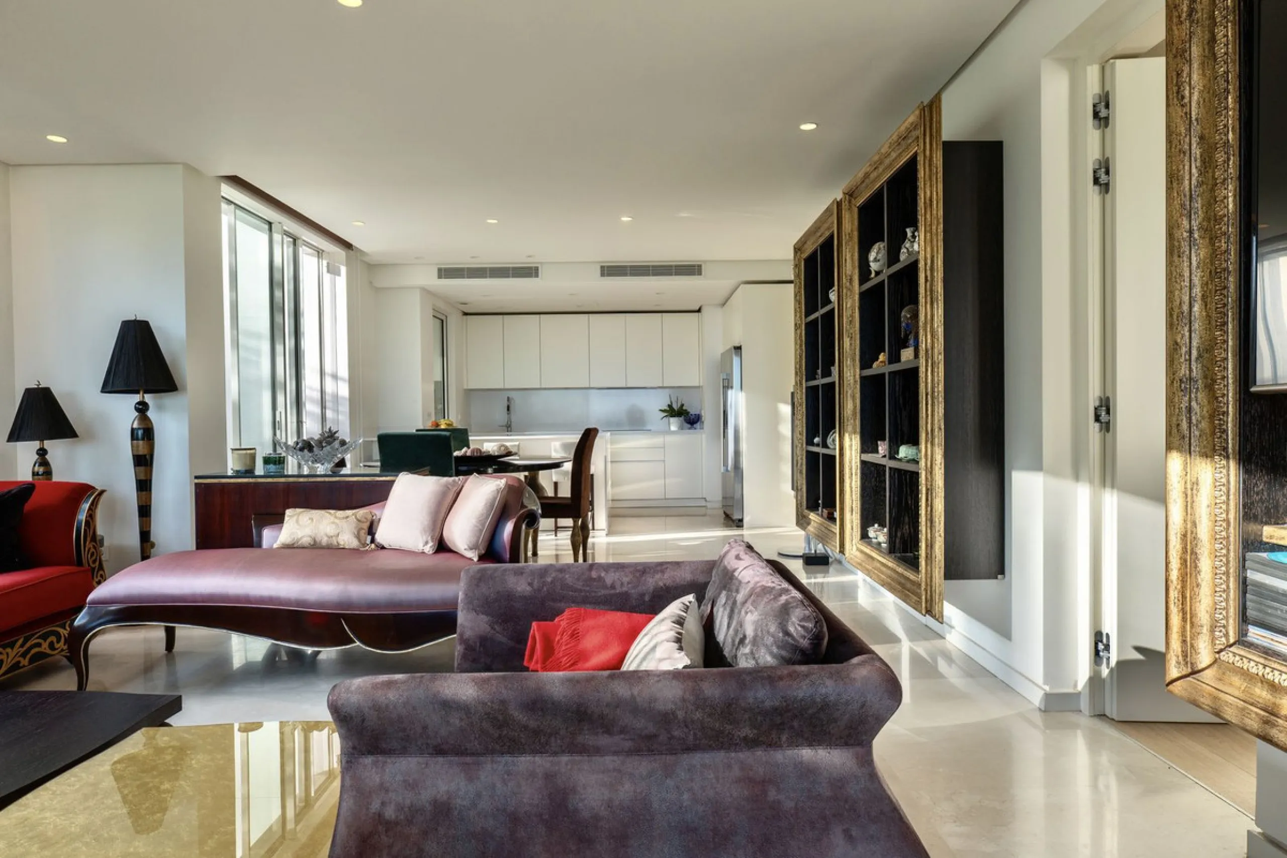 This bright and spacious garden apartment is located in the exclusive urbanization of Palo Alto, one of the most sought-after luxury communities on the Costa del Sol. Designed to offer comfort, style, and spectacular surroundings, the property enjoys stun