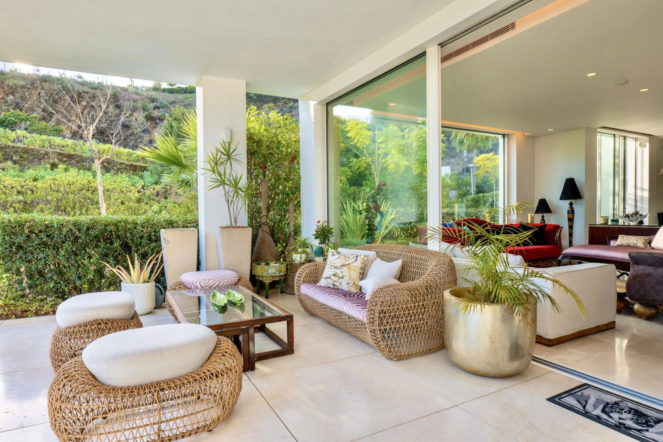 This bright and spacious garden apartment is located in the exclusive urbanization of Palo Alto, one of the most sought-after luxury communities on the Costa del Sol. Designed to offer comfort, style, and spectacular surroundings, the property enjoys stun