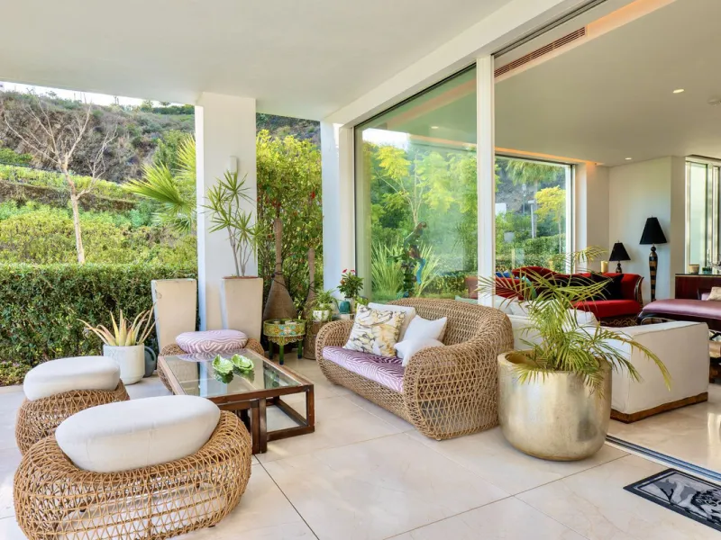 This bright and spacious garden apartment is located in the exclusive urbanization of Palo Alto, one of the most sought-after luxury communities on the Costa del Sol. Designed to offer comfort, style, and spectacular surroundings, the property enjoys stun