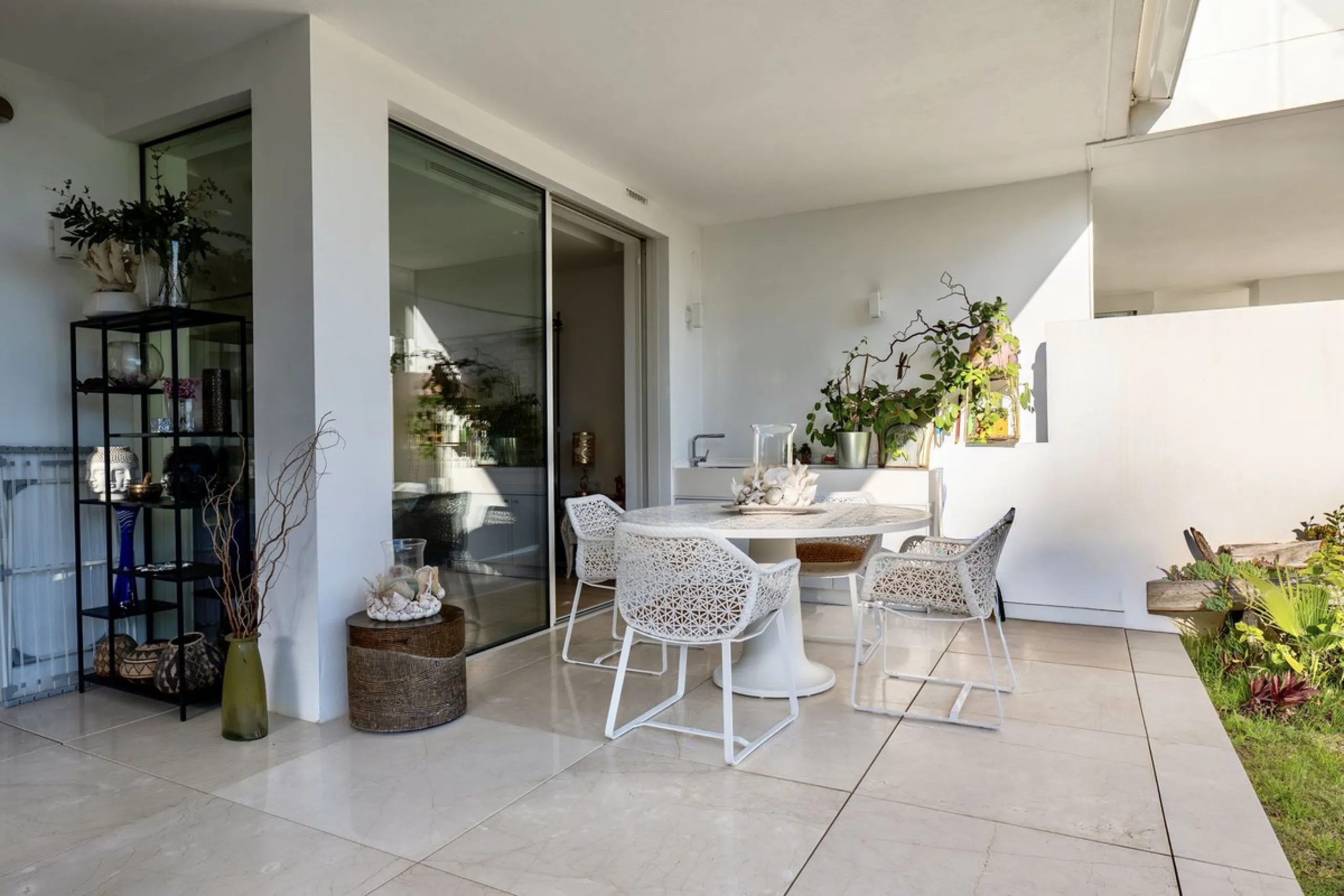 This bright and spacious garden apartment is located in the exclusive urbanization of Palo Alto, one of the most sought-after luxury communities on the Costa del Sol. Designed to offer comfort, style, and spectacular surroundings, the property enjoys stun