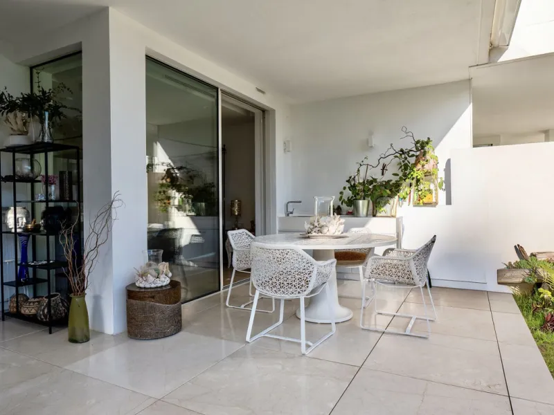 This bright and spacious garden apartment is located in the exclusive urbanization of Palo Alto, one of the most sought-after luxury communities on the Costa del Sol. Designed to offer comfort, style, and spectacular surroundings, the property enjoys stun