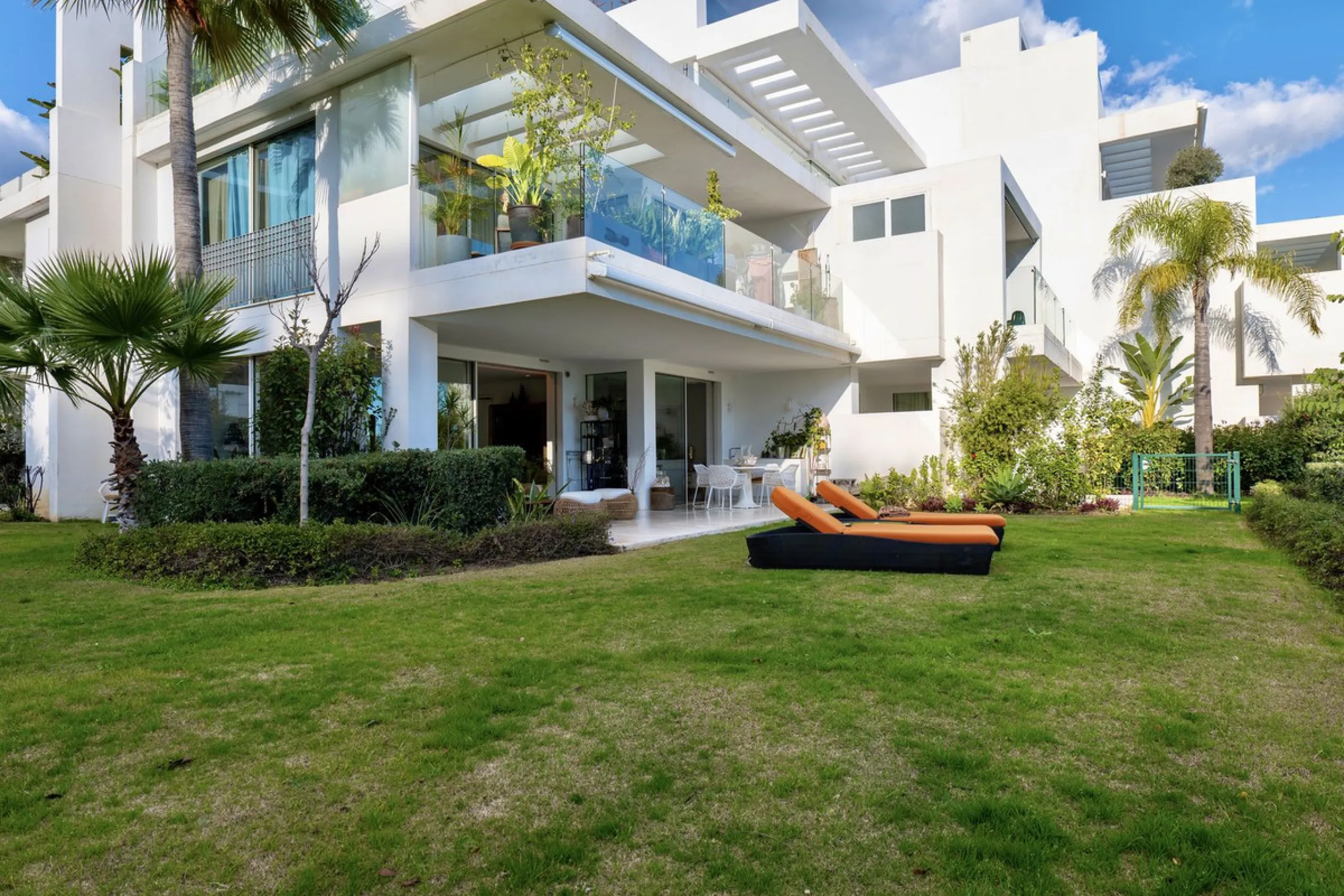 This bright and spacious garden apartment is located in the exclusive urbanization of Palo Alto, one of the most sought-after luxury communities on the Costa del Sol. Designed to offer comfort, style, and spectacular surroundings, the property enjoys stun