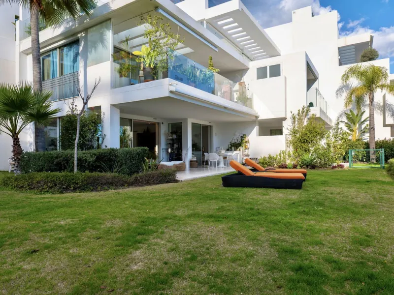 This bright and spacious garden apartment is located in the exclusive urbanization of Palo Alto, one of the most sought-after luxury communities on the Costa del Sol. Designed to offer comfort, style, and spectacular surroundings, the property enjoys stun