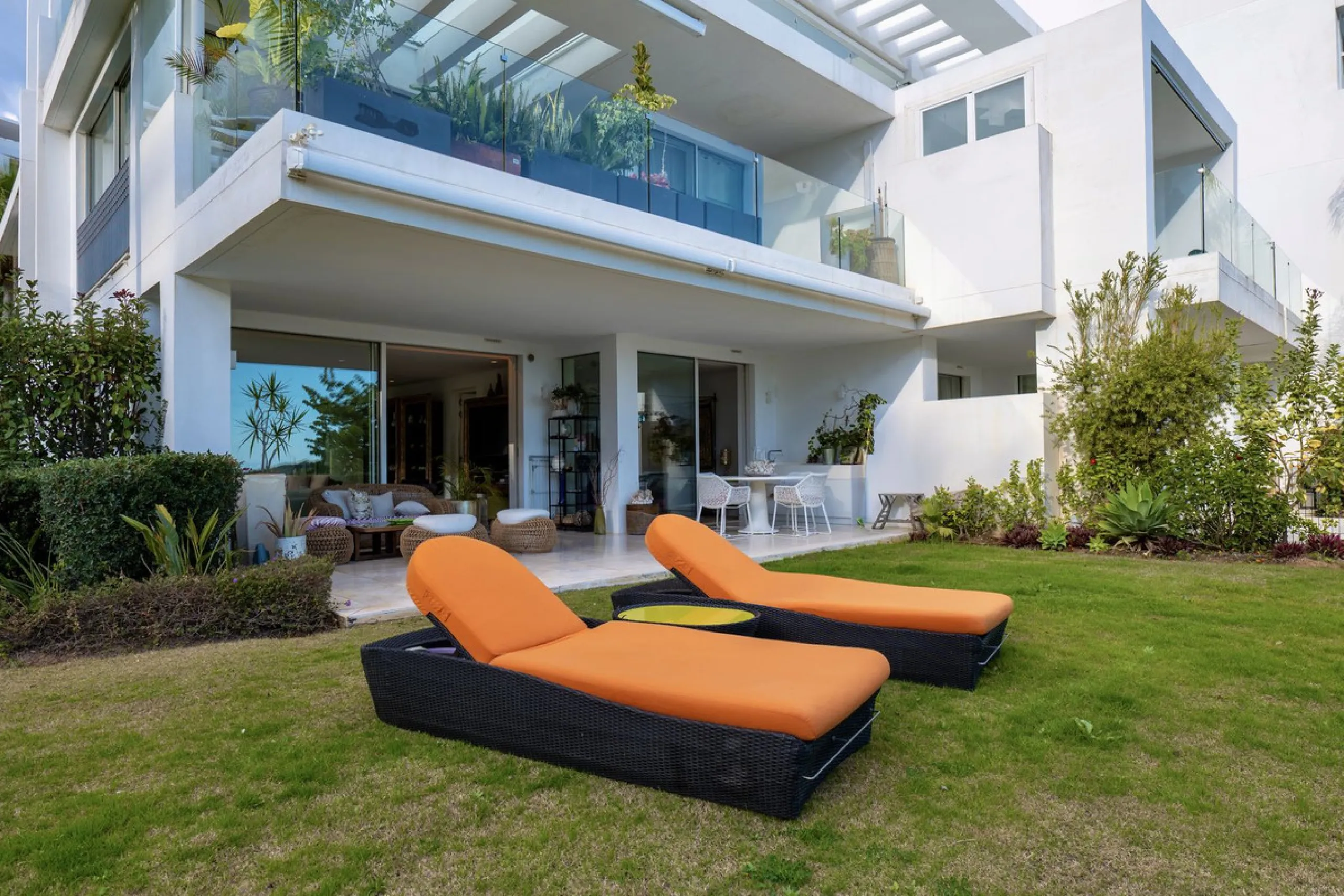 This bright and spacious garden apartment is located in the exclusive urbanization of Palo Alto, one of the most sought-after luxury communities on the Costa del Sol. Designed to offer comfort, style, and spectacular surroundings, the property enjoys stun