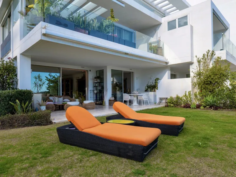 This bright and spacious garden apartment is located in the exclusive urbanization of Palo Alto, one of the most sought-after luxury communities on the Costa del Sol. Designed to offer comfort, style, and spectacular surroundings, the property enjoys stun
