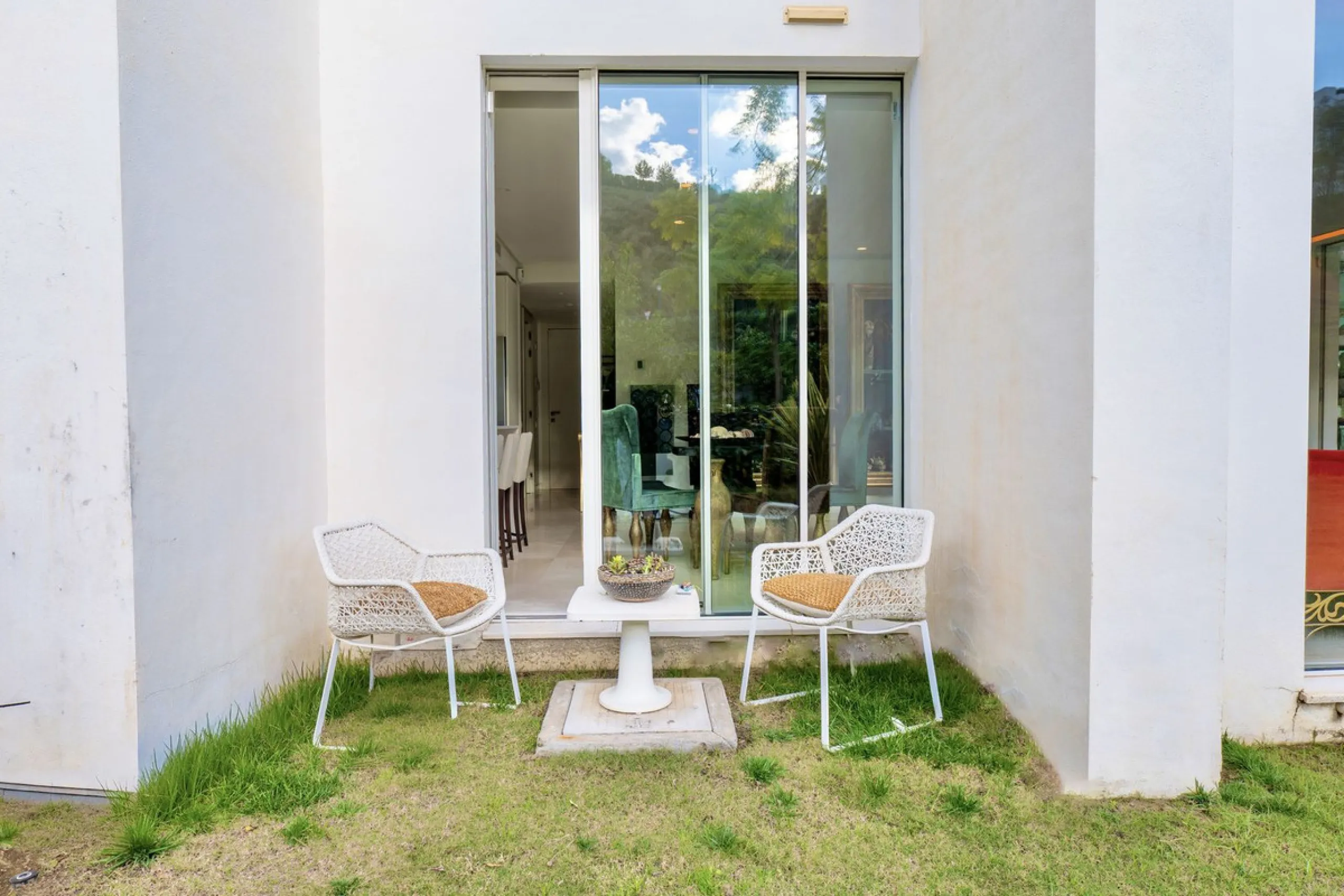 This bright and spacious garden apartment is located in the exclusive urbanization of Palo Alto, one of the most sought-after luxury communities on the Costa del Sol. Designed to offer comfort, style, and spectacular surroundings, the property enjoys stun