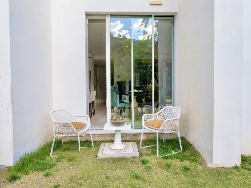 This bright and spacious garden apartment is located in the exclusive urbanization of Palo Alto, one of the most sought-after luxury communities on the Costa del Sol. Designed to offer comfort, style, and spectacular surroundings, the property enjoys stun