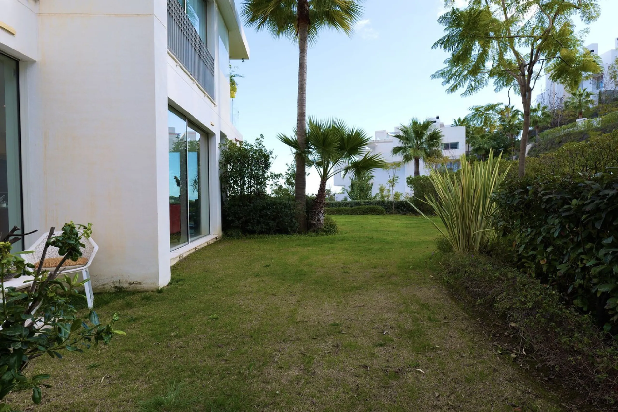 This bright and spacious garden apartment is located in the exclusive urbanization of Palo Alto, one of the most sought-after luxury communities on the Costa del Sol. Designed to offer comfort, style, and spectacular surroundings, the property enjoys stun