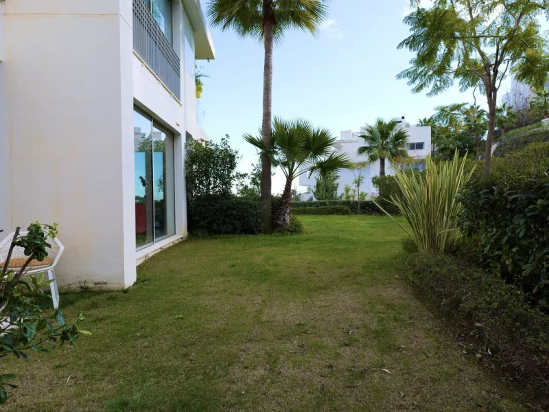 This bright and spacious garden apartment is located in the exclusive urbanization of Palo Alto, one of the most sought-after luxury communities on the Costa del Sol. Designed to offer comfort, style, and spectacular surroundings, the property enjoys stun