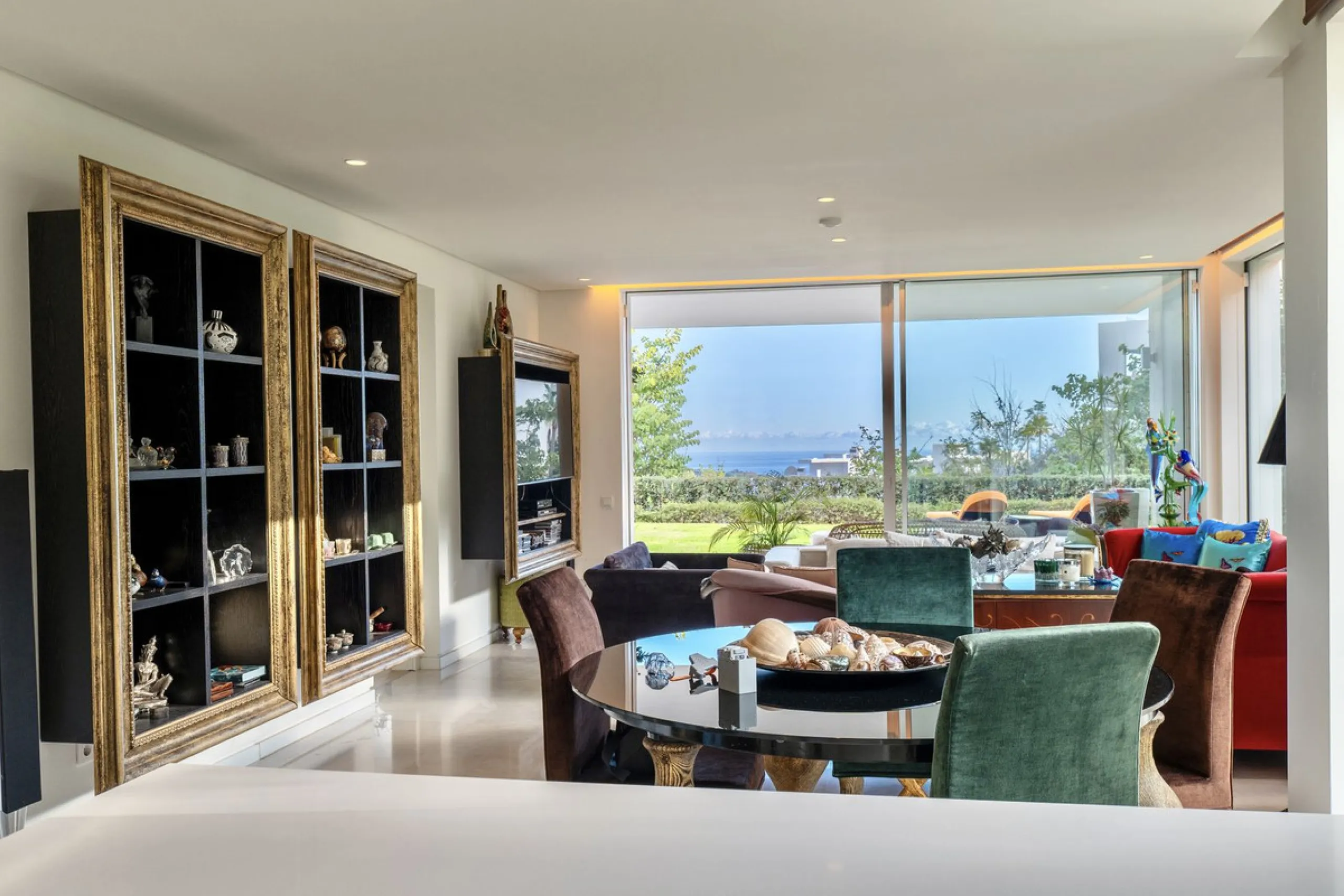 This bright and spacious garden apartment is located in the exclusive urbanization of Palo Alto, one of the most sought-after luxury communities on the Costa del Sol. Designed to offer comfort, style, and spectacular surroundings, the property enjoys stun