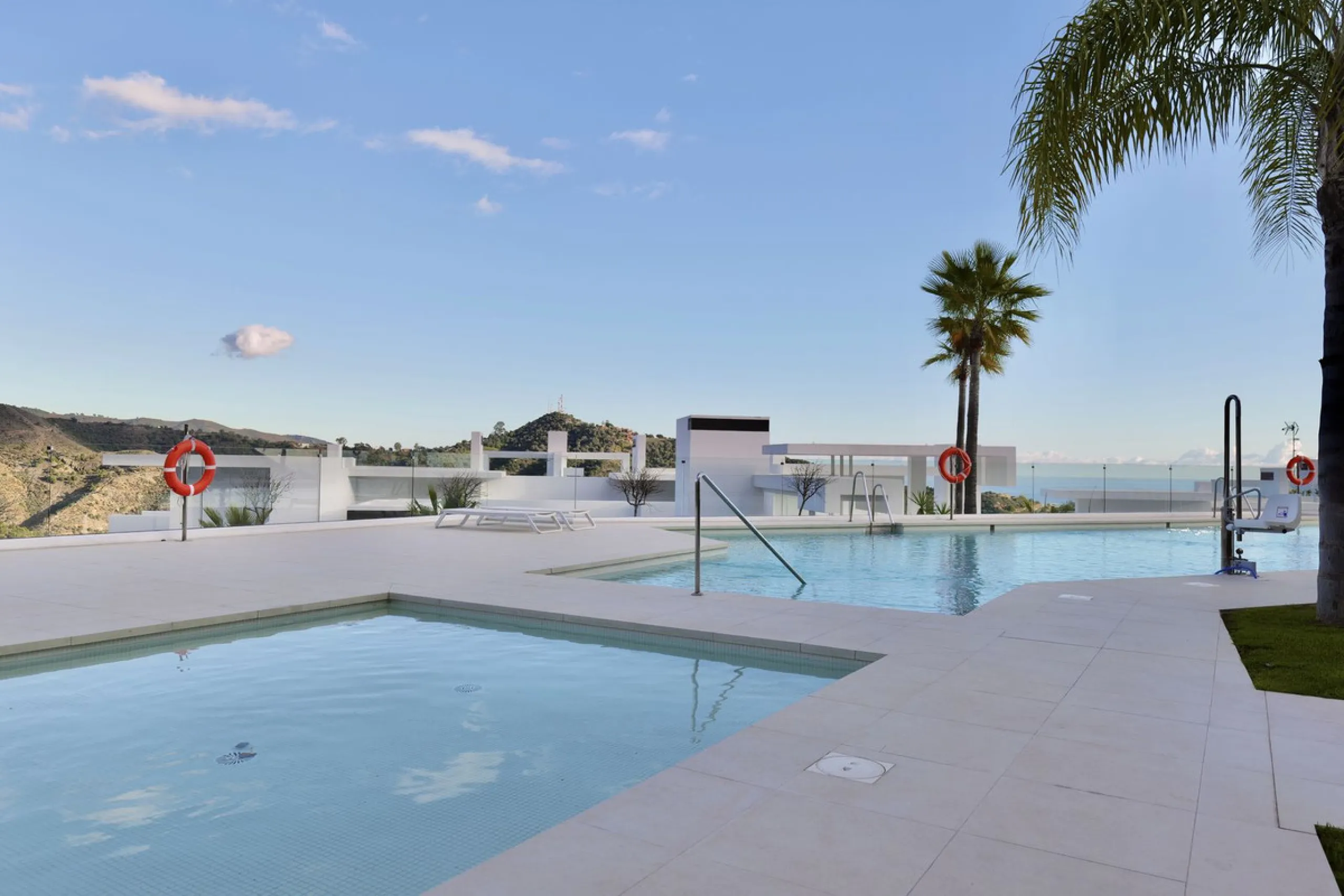 This bright and spacious garden apartment is located in the exclusive urbanization of Palo Alto, one of the most sought-after luxury communities on the Costa del Sol. Designed to offer comfort, style, and spectacular surroundings, the property enjoys stun