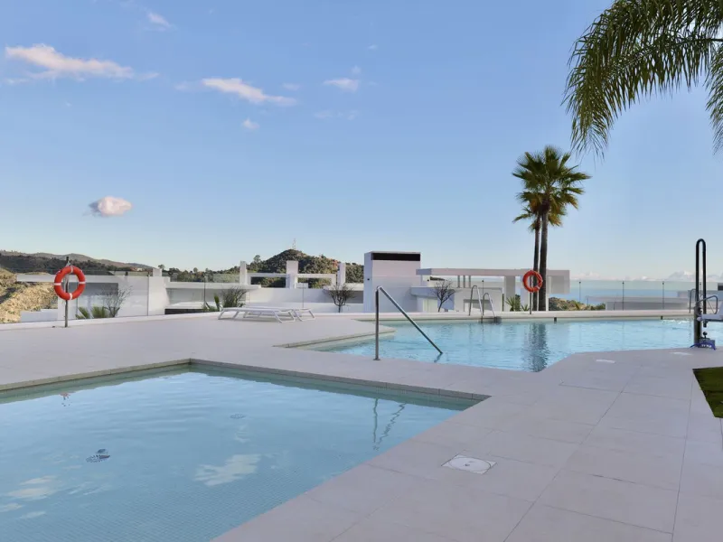 This bright and spacious garden apartment is located in the exclusive urbanization of Palo Alto, one of the most sought-after luxury communities on the Costa del Sol. Designed to offer comfort, style, and spectacular surroundings, the property enjoys stun