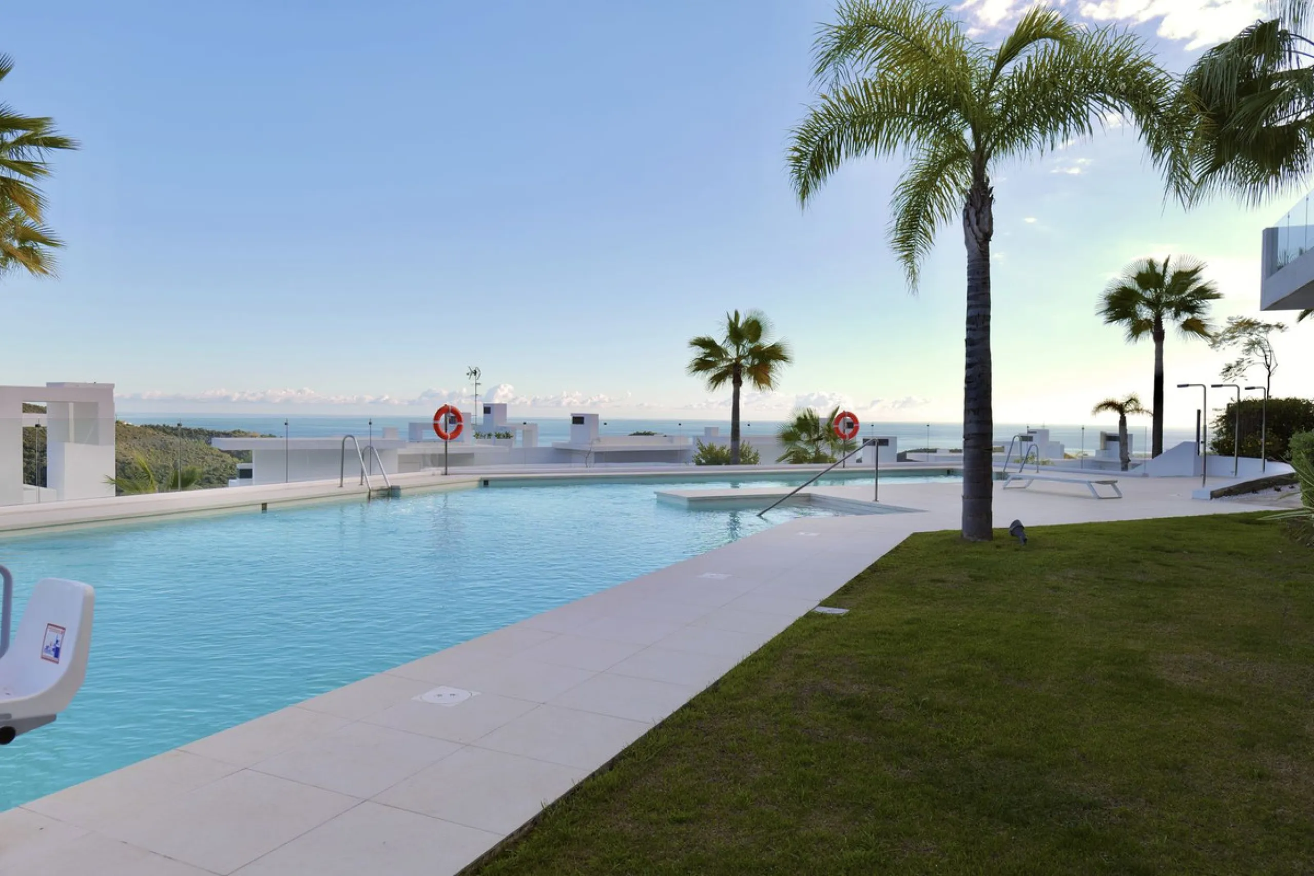This bright and spacious garden apartment is located in the exclusive urbanization of Palo Alto, one of the most sought-after luxury communities on the Costa del Sol. Designed to offer comfort, style, and spectacular surroundings, the property enjoys stun