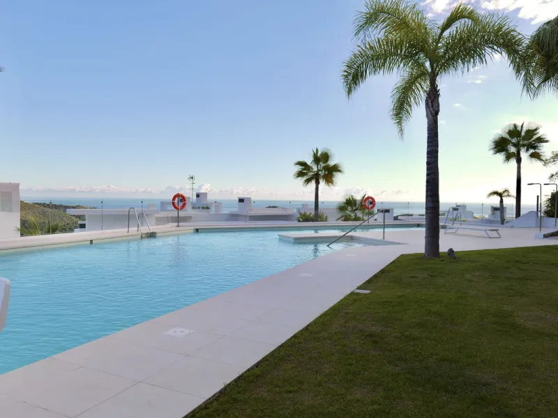 This bright and spacious garden apartment is located in the exclusive urbanization of Palo Alto, one of the most sought-after luxury communities on the Costa del Sol. Designed to offer comfort, style, and spectacular surroundings, the property enjoys stun