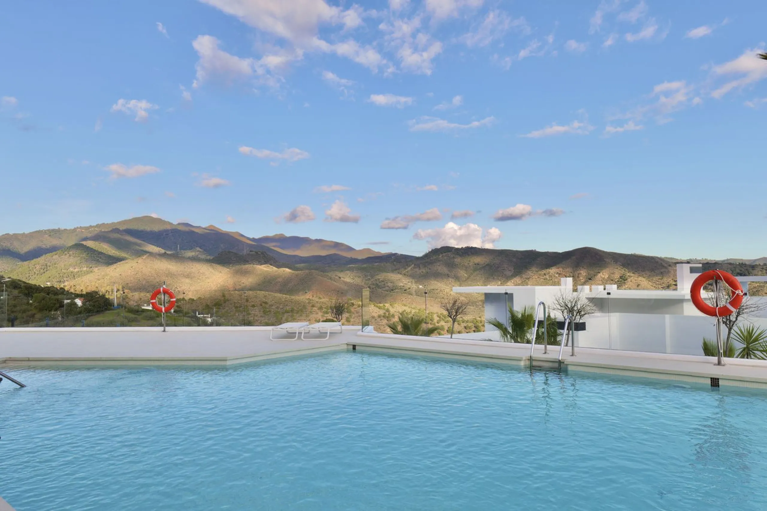 This bright and spacious garden apartment is located in the exclusive urbanization of Palo Alto, one of the most sought-after luxury communities on the Costa del Sol. Designed to offer comfort, style, and spectacular surroundings, the property enjoys stun