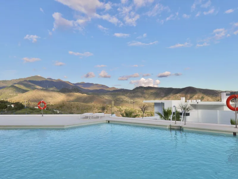 This bright and spacious garden apartment is located in the exclusive urbanization of Palo Alto, one of the most sought-after luxury communities on the Costa del Sol. Designed to offer comfort, style, and spectacular surroundings, the property enjoys stun