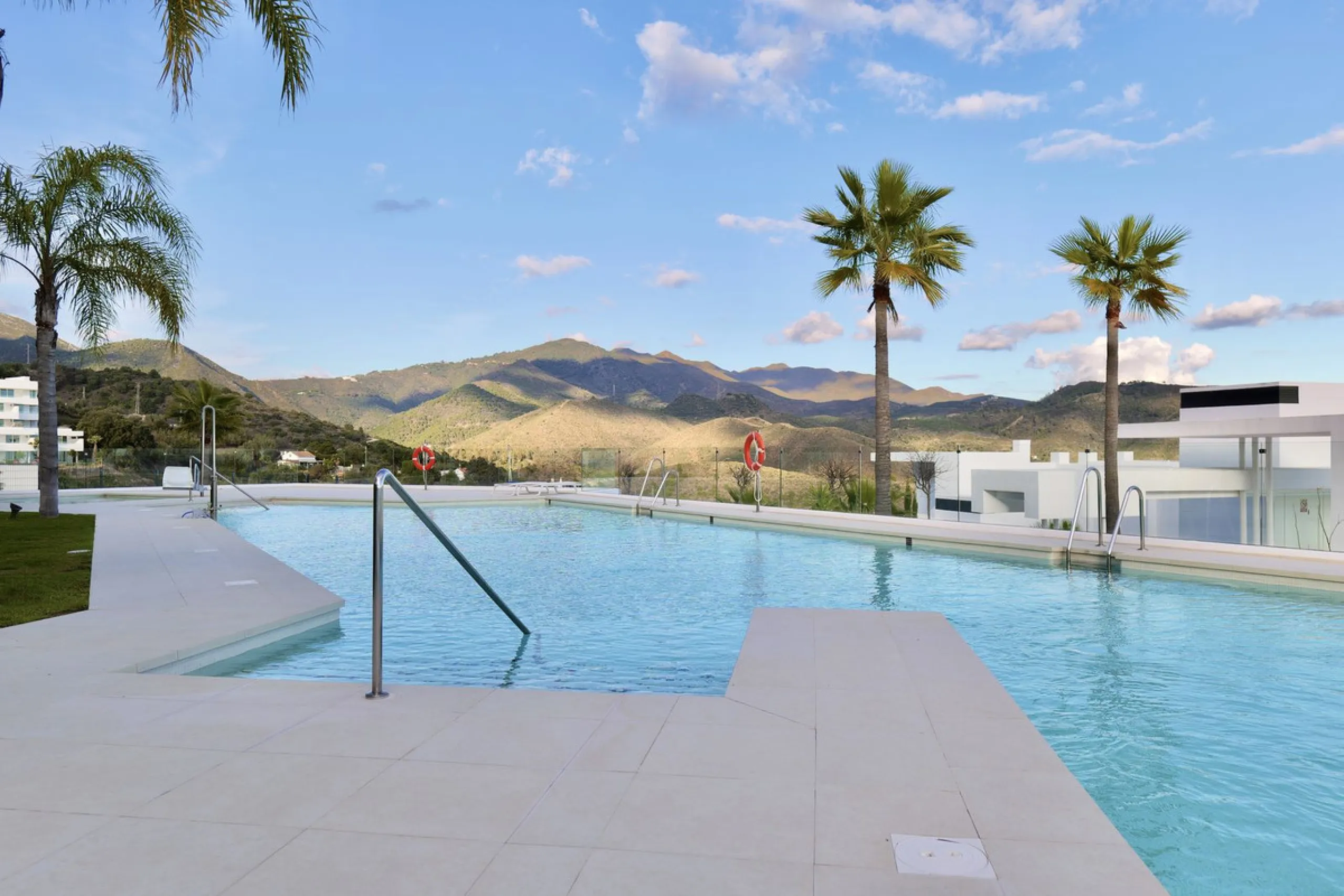 This bright and spacious garden apartment is located in the exclusive urbanization of Palo Alto, one of the most sought-after luxury communities on the Costa del Sol. Designed to offer comfort, style, and spectacular surroundings, the property enjoys stun