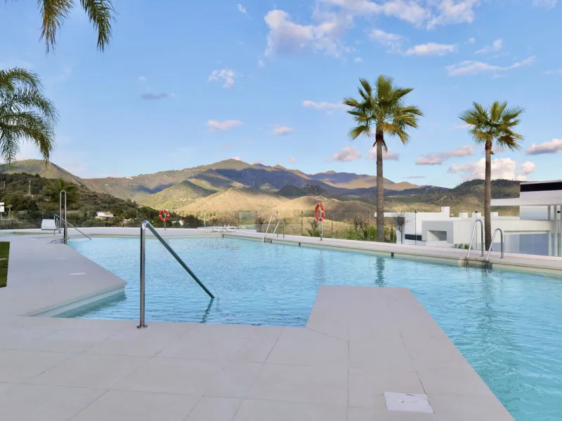 This bright and spacious garden apartment is located in the exclusive urbanization of Palo Alto, one of the most sought-after luxury communities on the Costa del Sol. Designed to offer comfort, style, and spectacular surroundings, the property enjoys stun