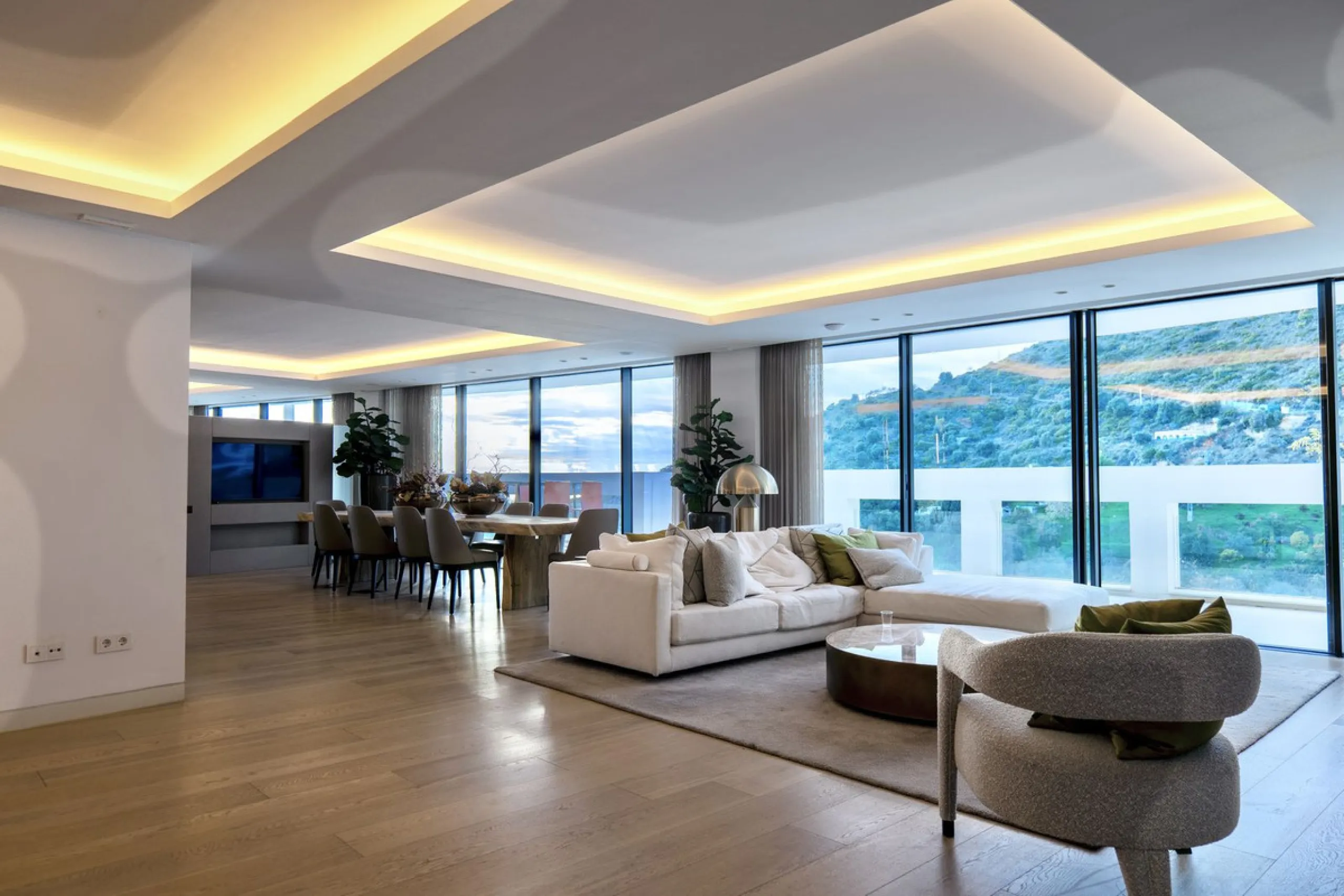 This bright and spacious garden apartment is located in the exclusive urbanization of Palo Alto, one of the most sought-after luxury communities on the Costa del Sol. Designed to offer comfort, style, and spectacular surroundings, the property enjoys stun