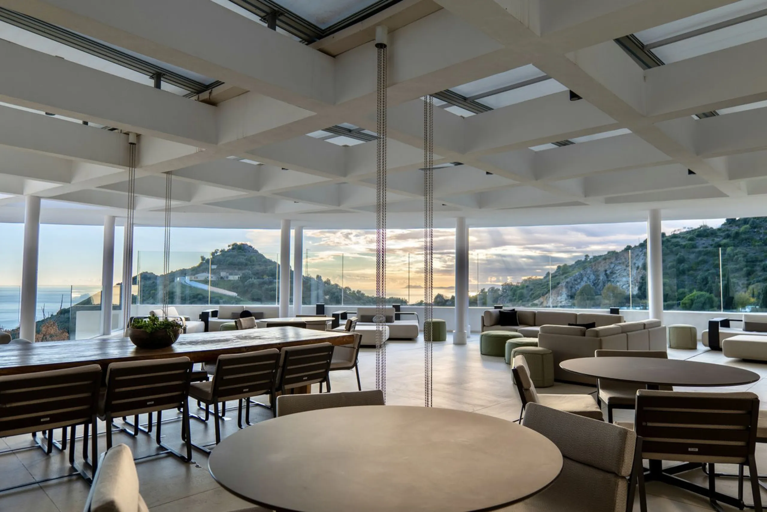 This bright and spacious garden apartment is located in the exclusive urbanization of Palo Alto, one of the most sought-after luxury communities on the Costa del Sol. Designed to offer comfort, style, and spectacular surroundings, the property enjoys stun