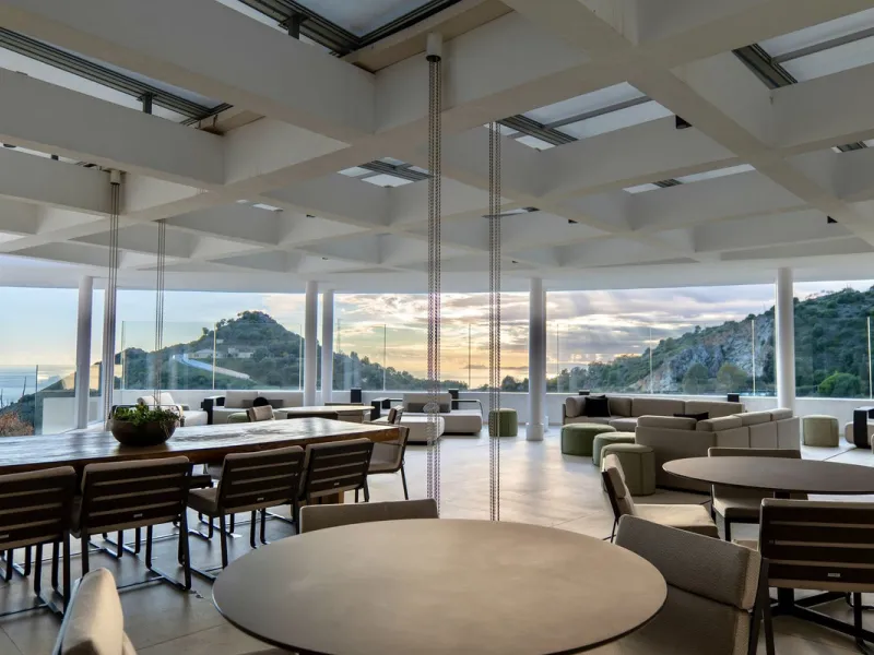 This bright and spacious garden apartment is located in the exclusive urbanization of Palo Alto, one of the most sought-after luxury communities on the Costa del Sol. Designed to offer comfort, style, and spectacular surroundings, the property enjoys stun