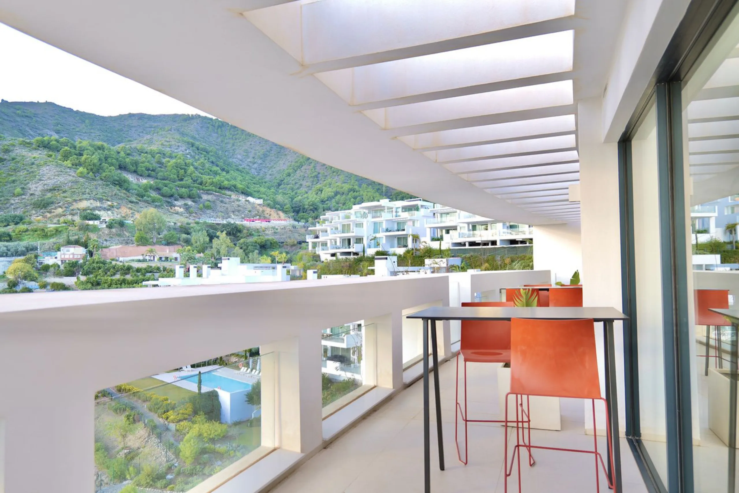 This bright and spacious garden apartment is located in the exclusive urbanization of Palo Alto, one of the most sought-after luxury communities on the Costa del Sol. Designed to offer comfort, style, and spectacular surroundings, the property enjoys stun