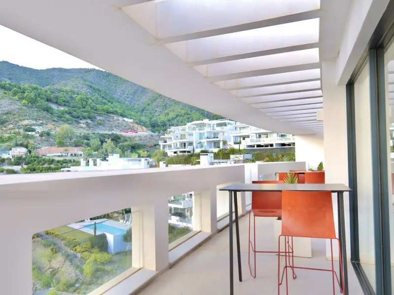 This bright and spacious garden apartment is located in the exclusive urbanization of Palo Alto, one of the most sought-after luxury communities on the Costa del Sol. Designed to offer comfort, style, and spectacular surroundings, the property enjoys stun