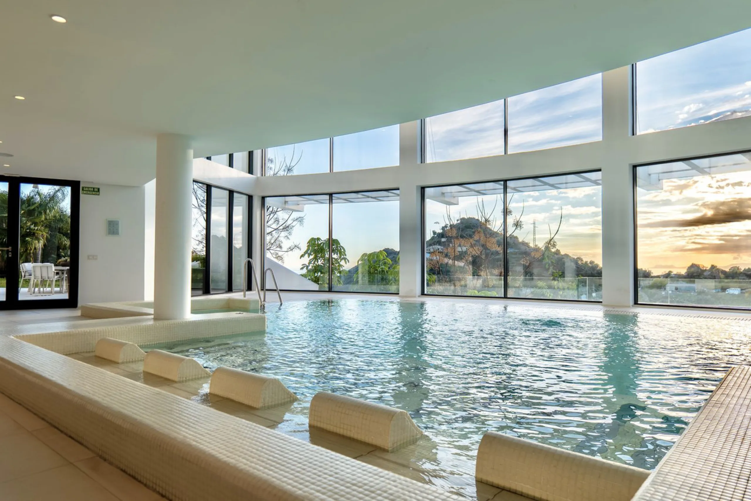 This bright and spacious garden apartment is located in the exclusive urbanization of Palo Alto, one of the most sought-after luxury communities on the Costa del Sol. Designed to offer comfort, style, and spectacular surroundings, the property enjoys stun
