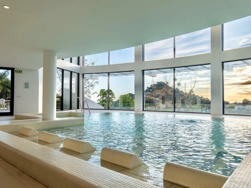 This bright and spacious garden apartment is located in the exclusive urbanization of Palo Alto, one of the most sought-after luxury communities on the Costa del Sol. Designed to offer comfort, style, and spectacular surroundings, the property enjoys stun