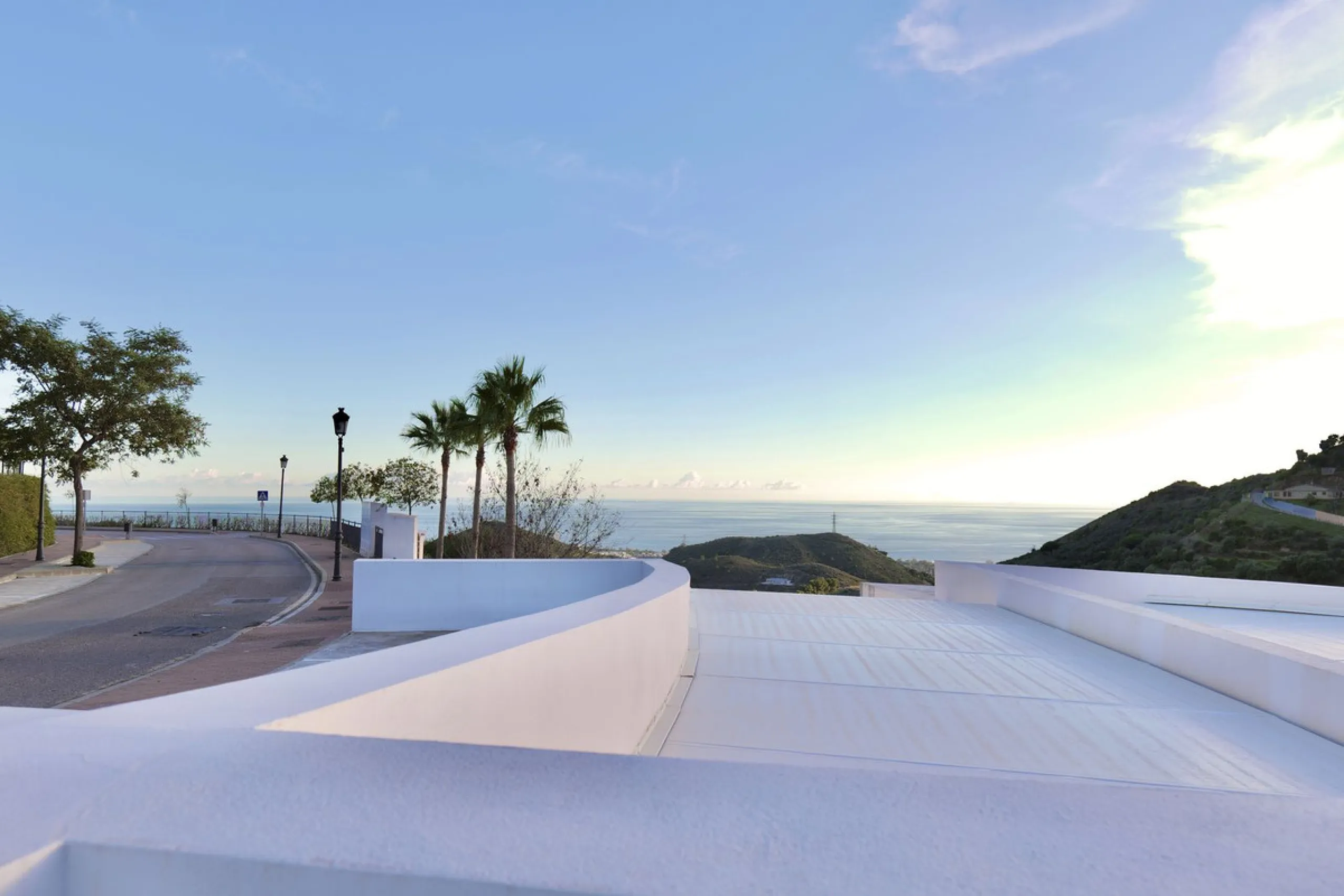 This bright and spacious garden apartment is located in the exclusive urbanization of Palo Alto, one of the most sought-after luxury communities on the Costa del Sol. Designed to offer comfort, style, and spectacular surroundings, the property enjoys stun