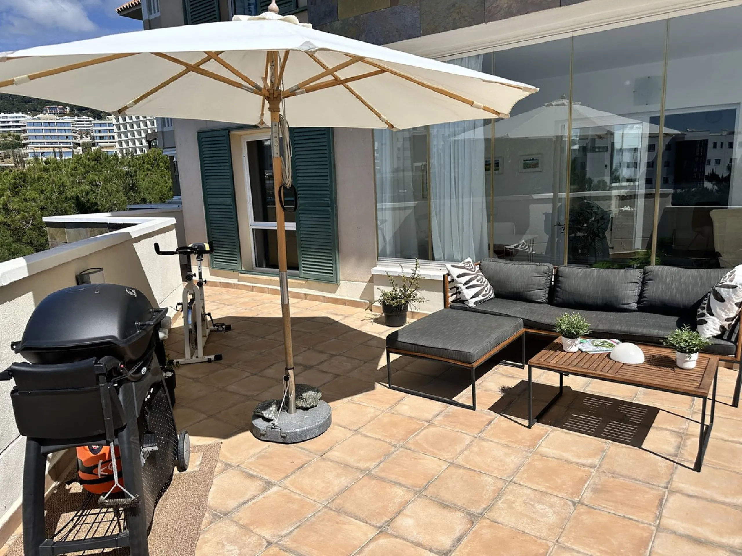 Modern 2-Bedroom Apartment in the Reserva del Higueron.