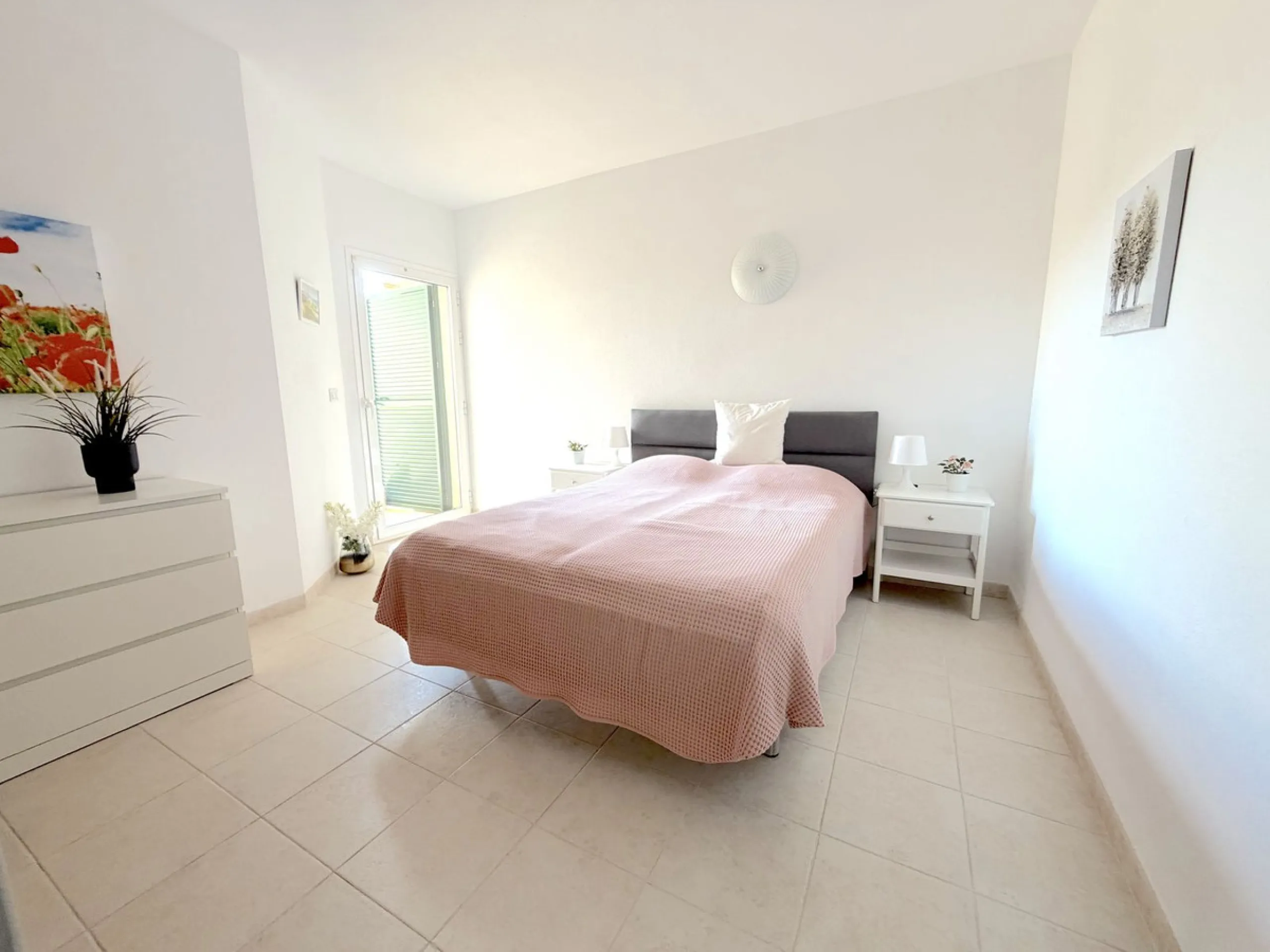Modern 2-Bedroom Apartment in the Reserva del Higueron.
