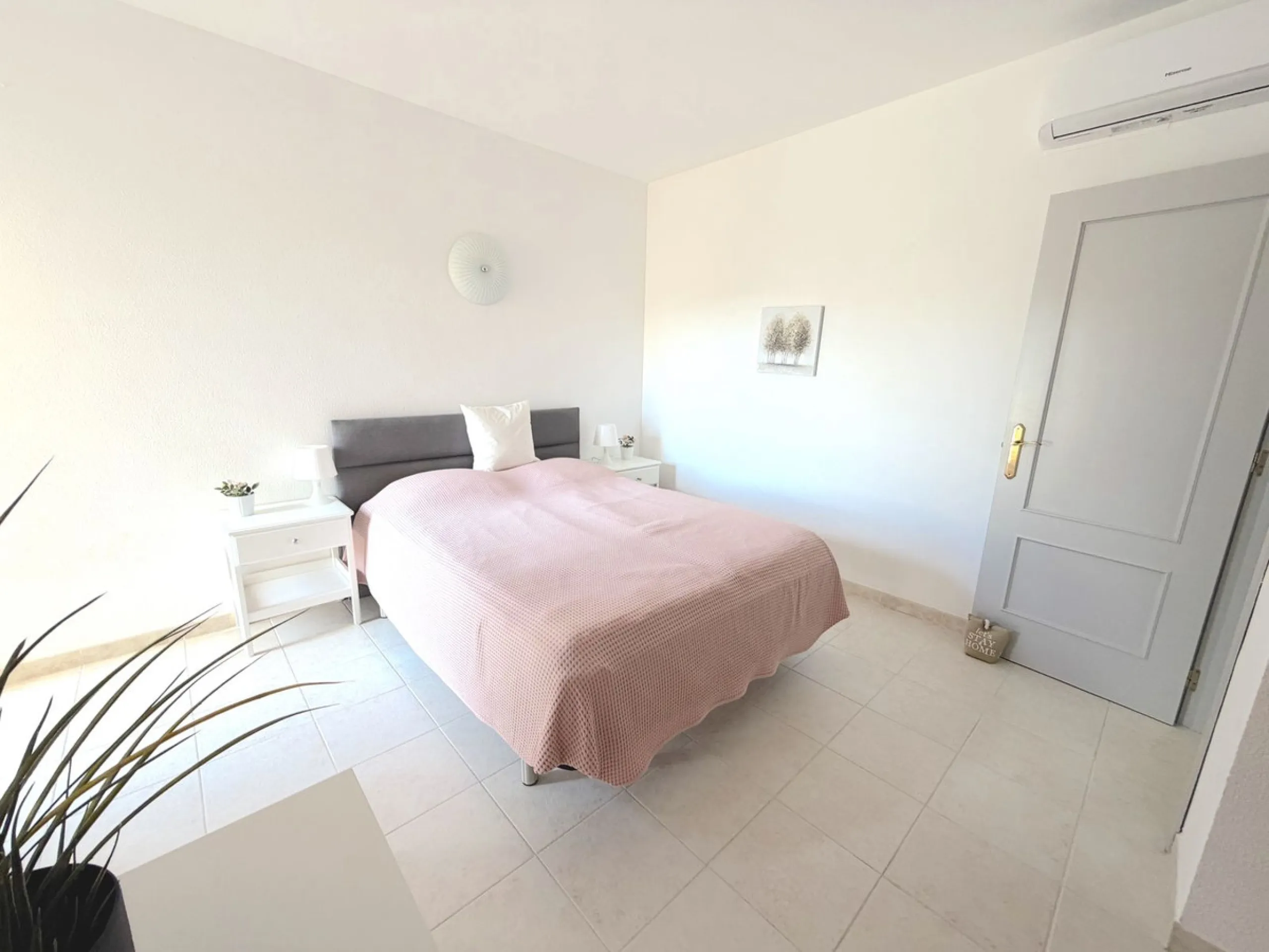 Modern 2-Bedroom Apartment in the Reserva del Higueron.