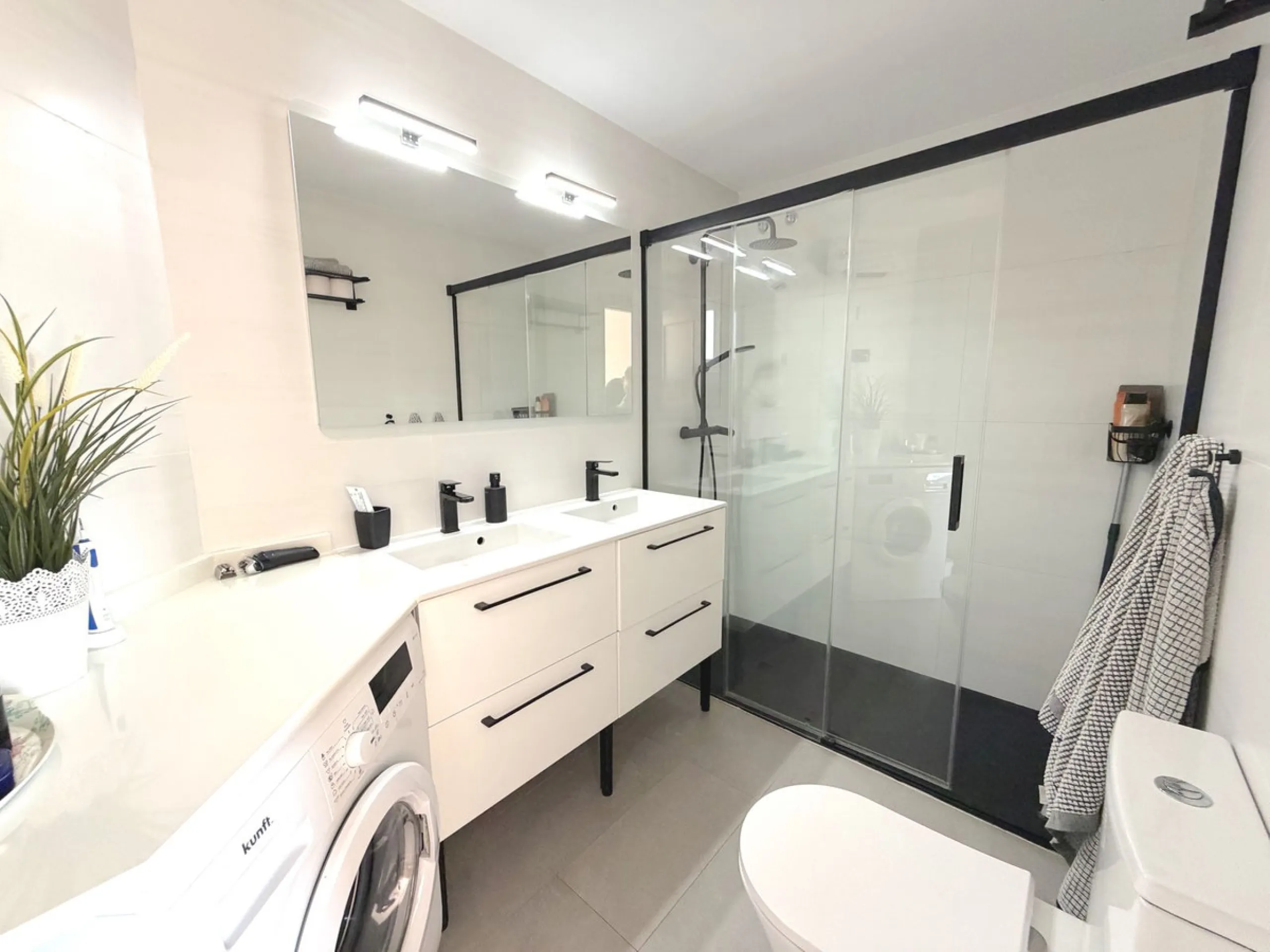 Modern 2-Bedroom Apartment in the Reserva del Higueron.