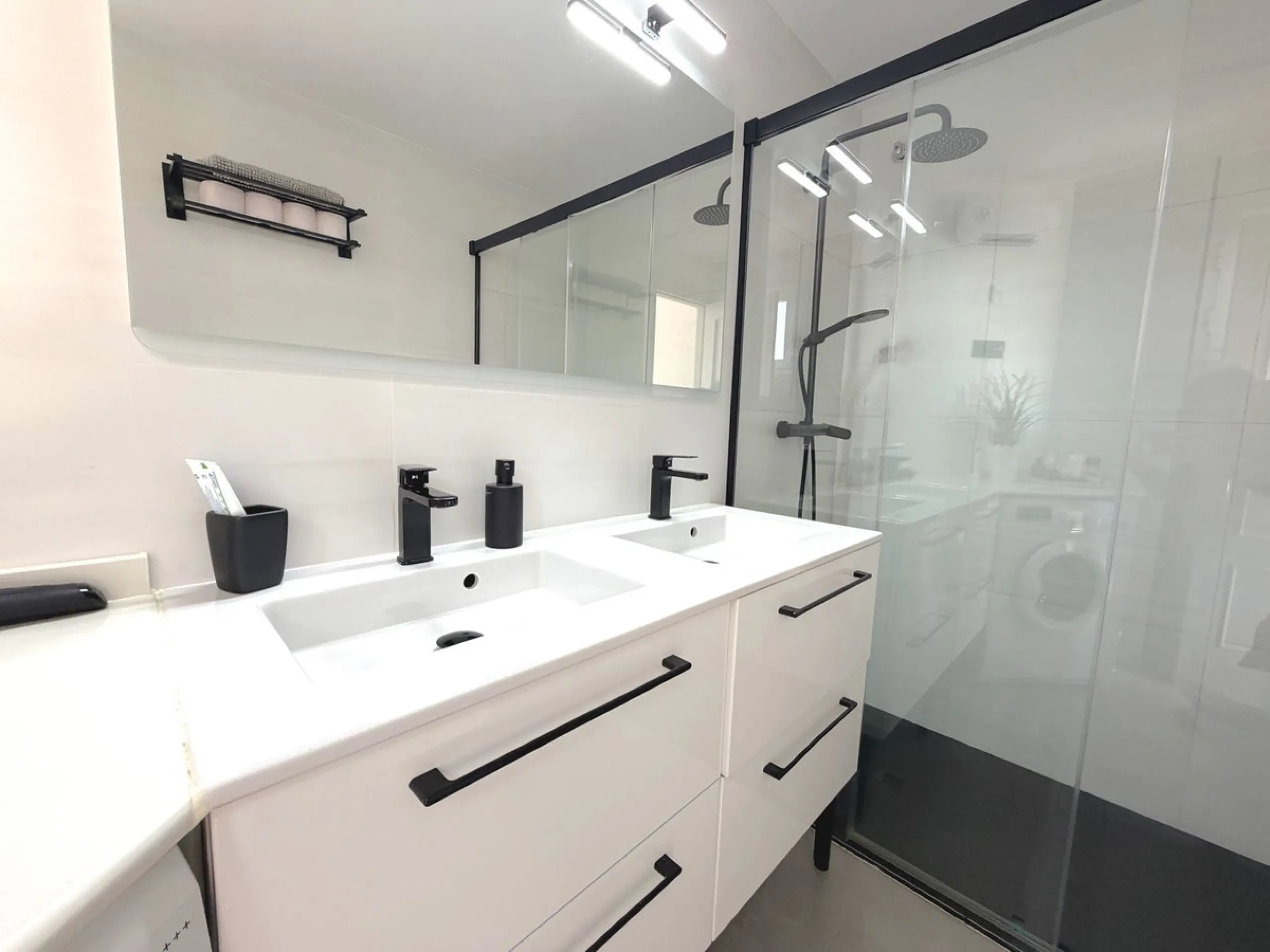 Modern 2-Bedroom Apartment in the Reserva del Higueron.