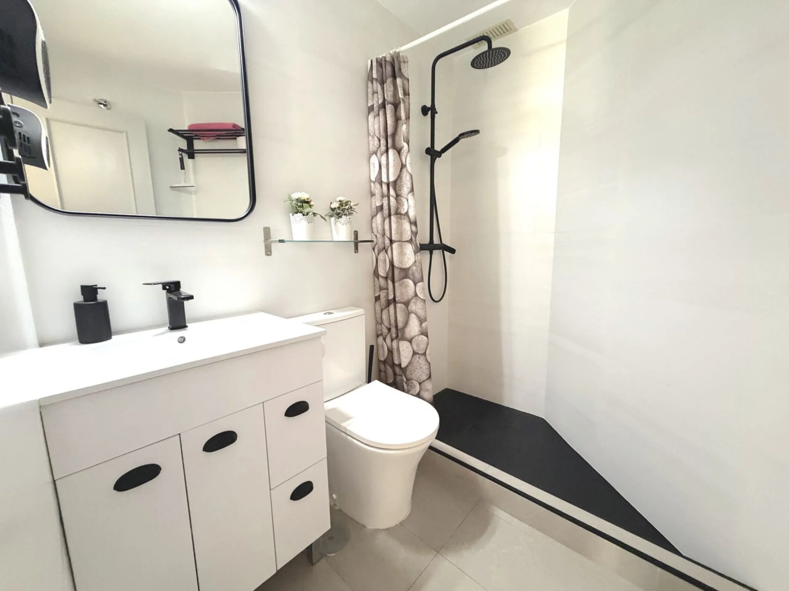 Modern 2-Bedroom Apartment in the Reserva del Higueron.