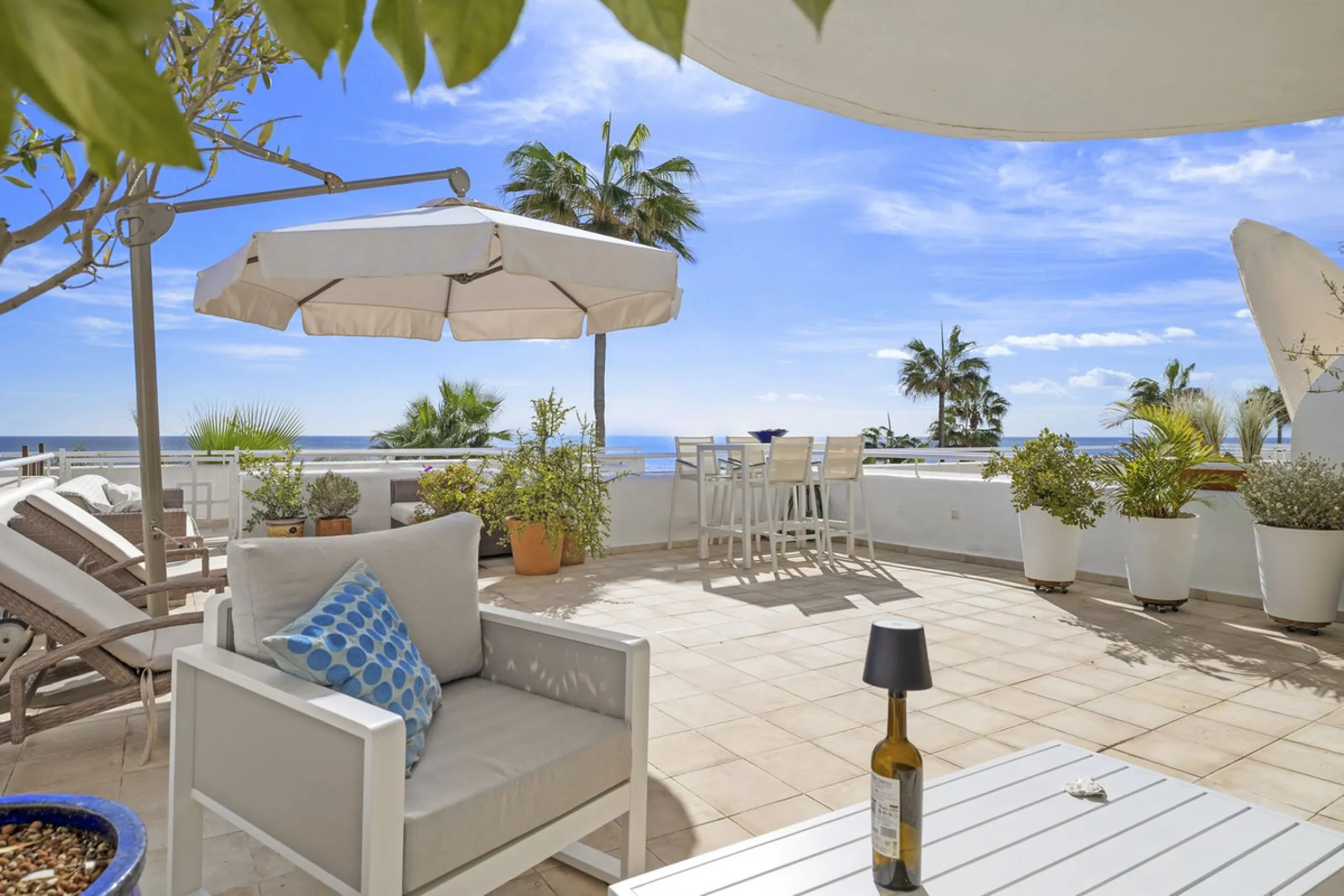 Set in the highly desirable beachfront area of Buenas Noches, Estepona, this exceptional frontline beach apartment offers direct access to the Mediterranean Sea and breathtaking uninterrupted panoramic sea views.