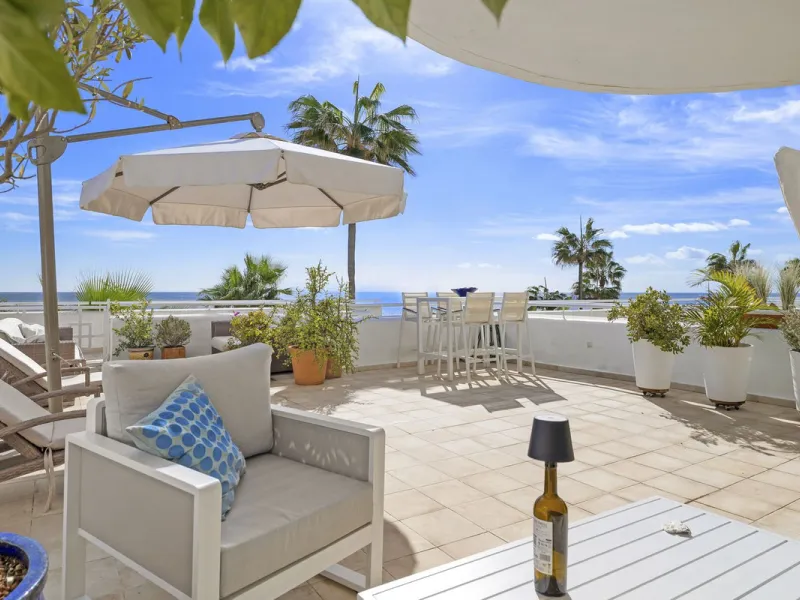 Set in the highly desirable beachfront area of Buenas Noches, Estepona, this exceptional frontline beach apartment offers direct access to the Mediterranean Sea and breathtaking uninterrupted panoramic sea views.