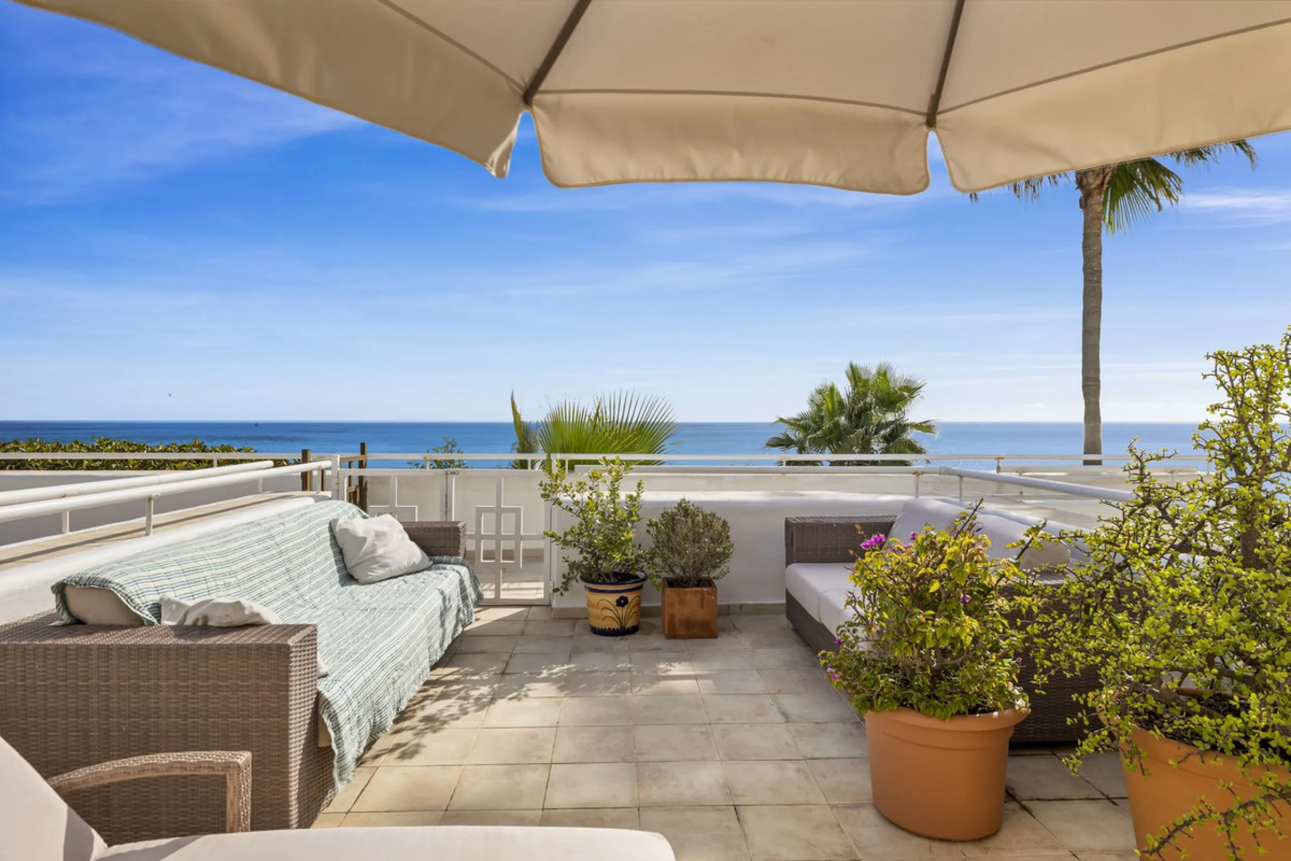Set in the highly desirable beachfront area of Buenas Noches, Estepona, this exceptional frontline beach apartment offers direct access to the Mediterranean Sea and breathtaking uninterrupted panoramic sea views.