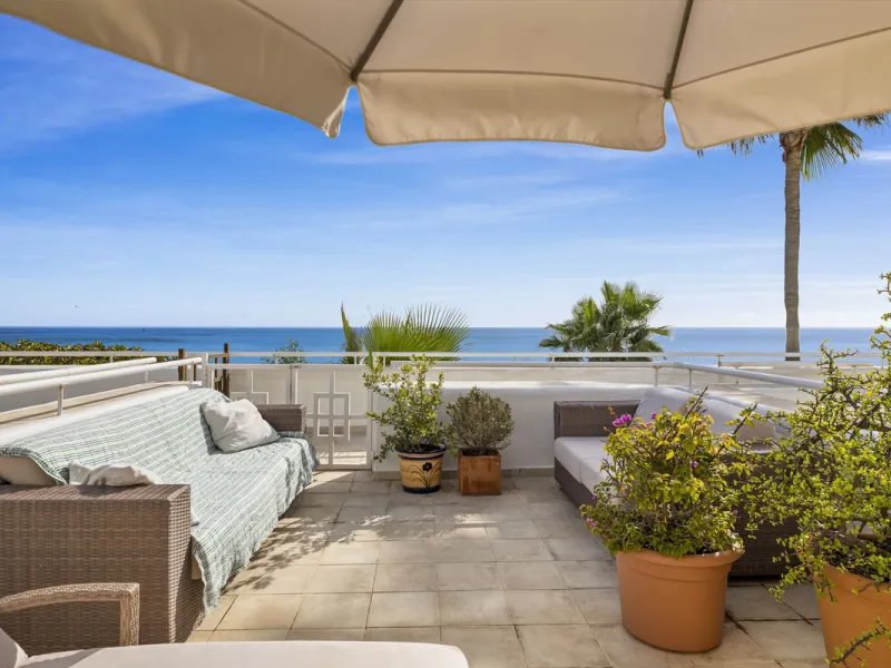 Set in the highly desirable beachfront area of Buenas Noches, Estepona, this exceptional frontline beach apartment offers direct access to the Mediterranean Sea and breathtaking uninterrupted panoramic sea views.