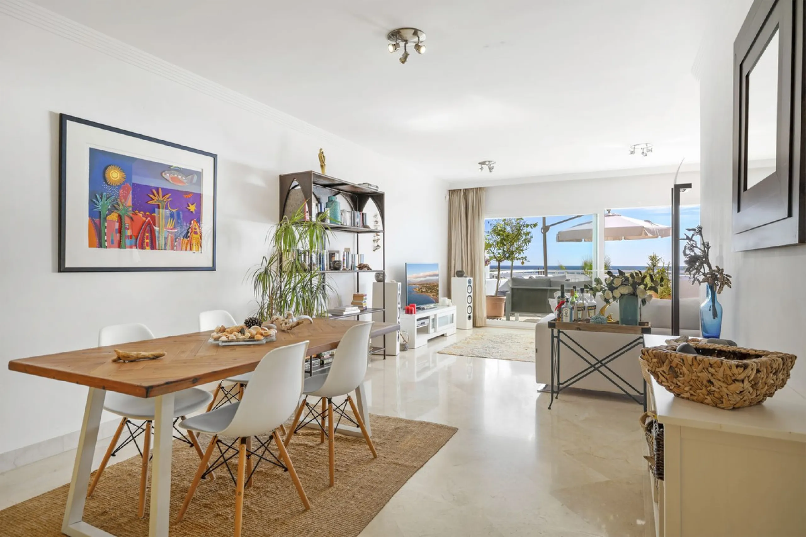 Set in the highly desirable beachfront area of Buenas Noches, Estepona, this exceptional frontline beach apartment offers direct access to the Mediterranean Sea and breathtaking uninterrupted panoramic sea views.