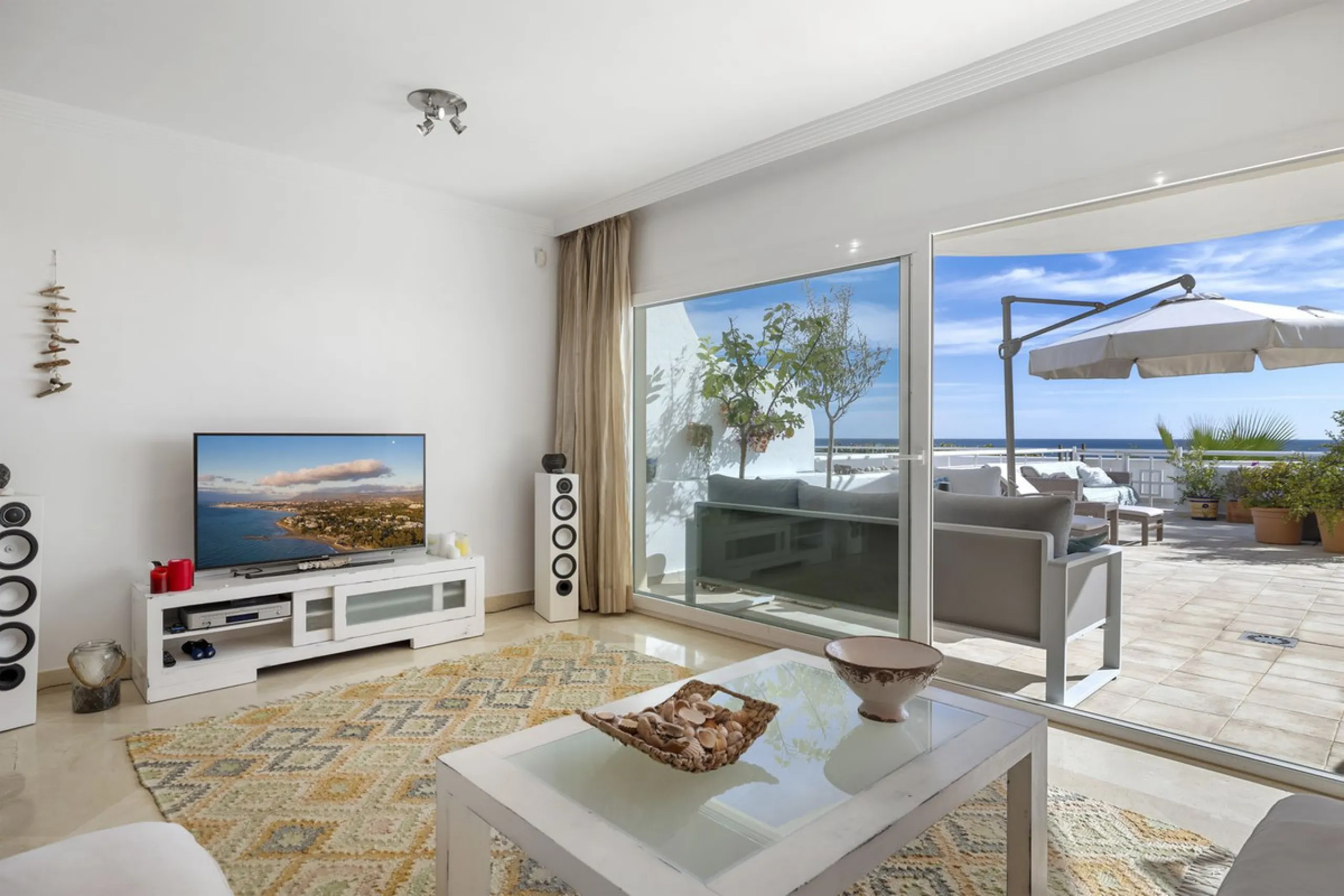 Set in the highly desirable beachfront area of Buenas Noches, Estepona, this exceptional frontline beach apartment offers direct access to the Mediterranean Sea and breathtaking uninterrupted panoramic sea views.
