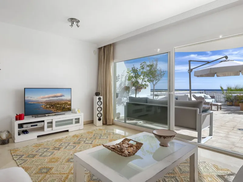 Set in the highly desirable beachfront area of Buenas Noches, Estepona, this exceptional frontline beach apartment offers direct access to the Mediterranean Sea and breathtaking uninterrupted panoramic sea views.