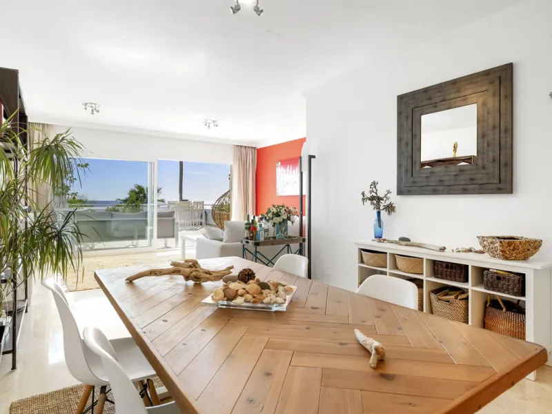 Set in the highly desirable beachfront area of Buenas Noches, Estepona, this exceptional frontline beach apartment offers direct access to the Mediterranean Sea and breathtaking uninterrupted panoramic sea views.