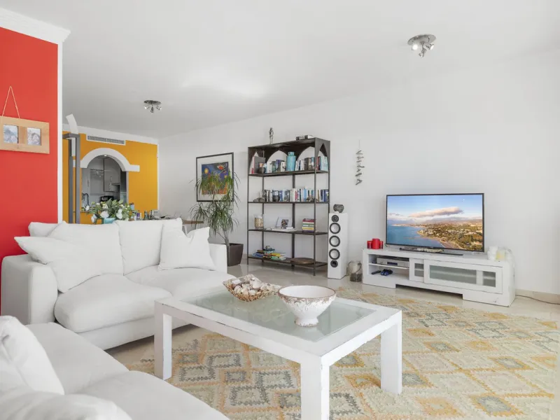 Set in the highly desirable beachfront area of Buenas Noches, Estepona, this exceptional frontline beach apartment offers direct access to the Mediterranean Sea and breathtaking uninterrupted panoramic sea views.