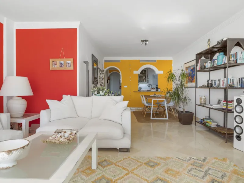 Set in the highly desirable beachfront area of Buenas Noches, Estepona, this exceptional frontline beach apartment offers direct access to the Mediterranean Sea and breathtaking uninterrupted panoramic sea views.