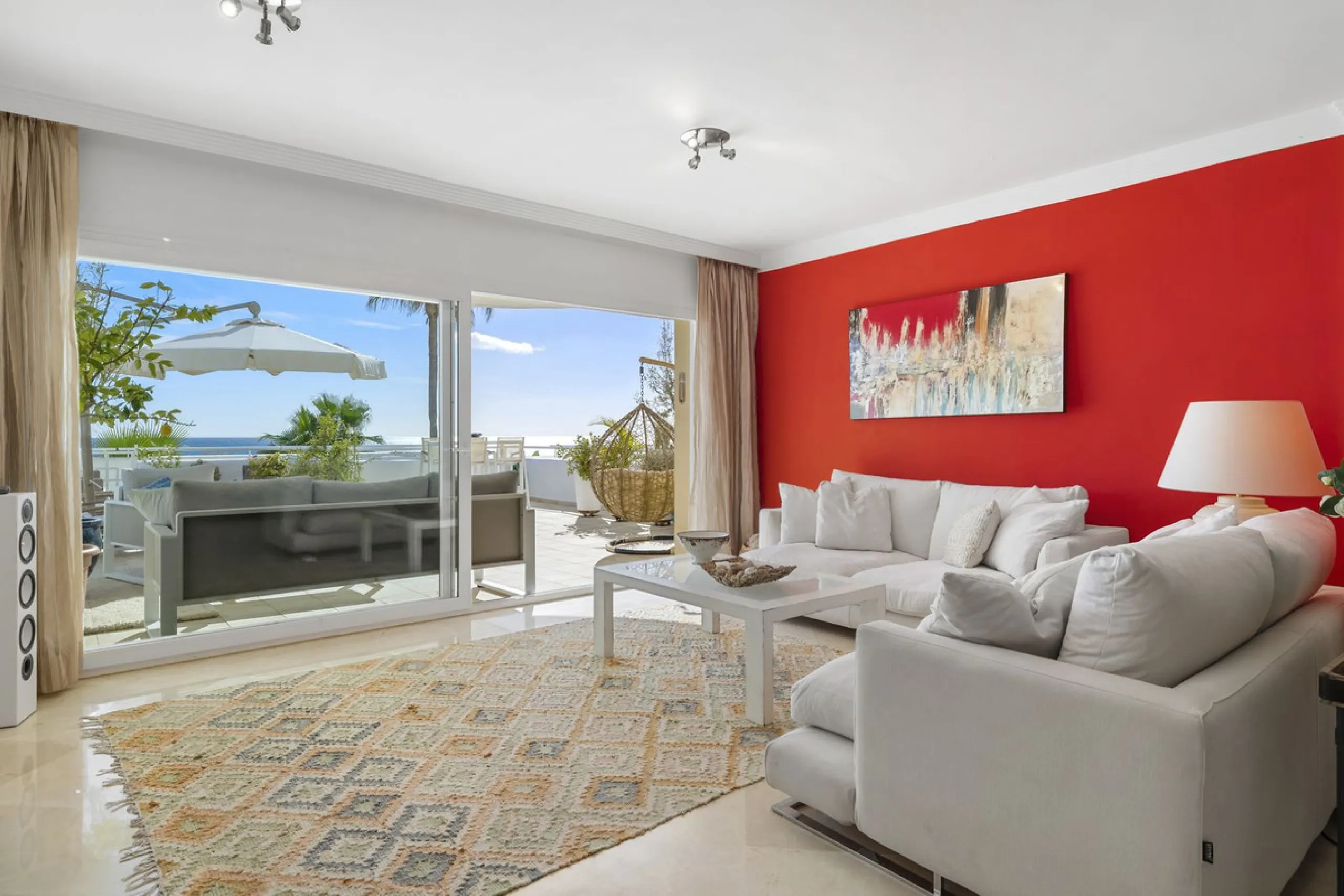 Set in the highly desirable beachfront area of Buenas Noches, Estepona, this exceptional frontline beach apartment offers direct access to the Mediterranean Sea and breathtaking uninterrupted panoramic sea views.